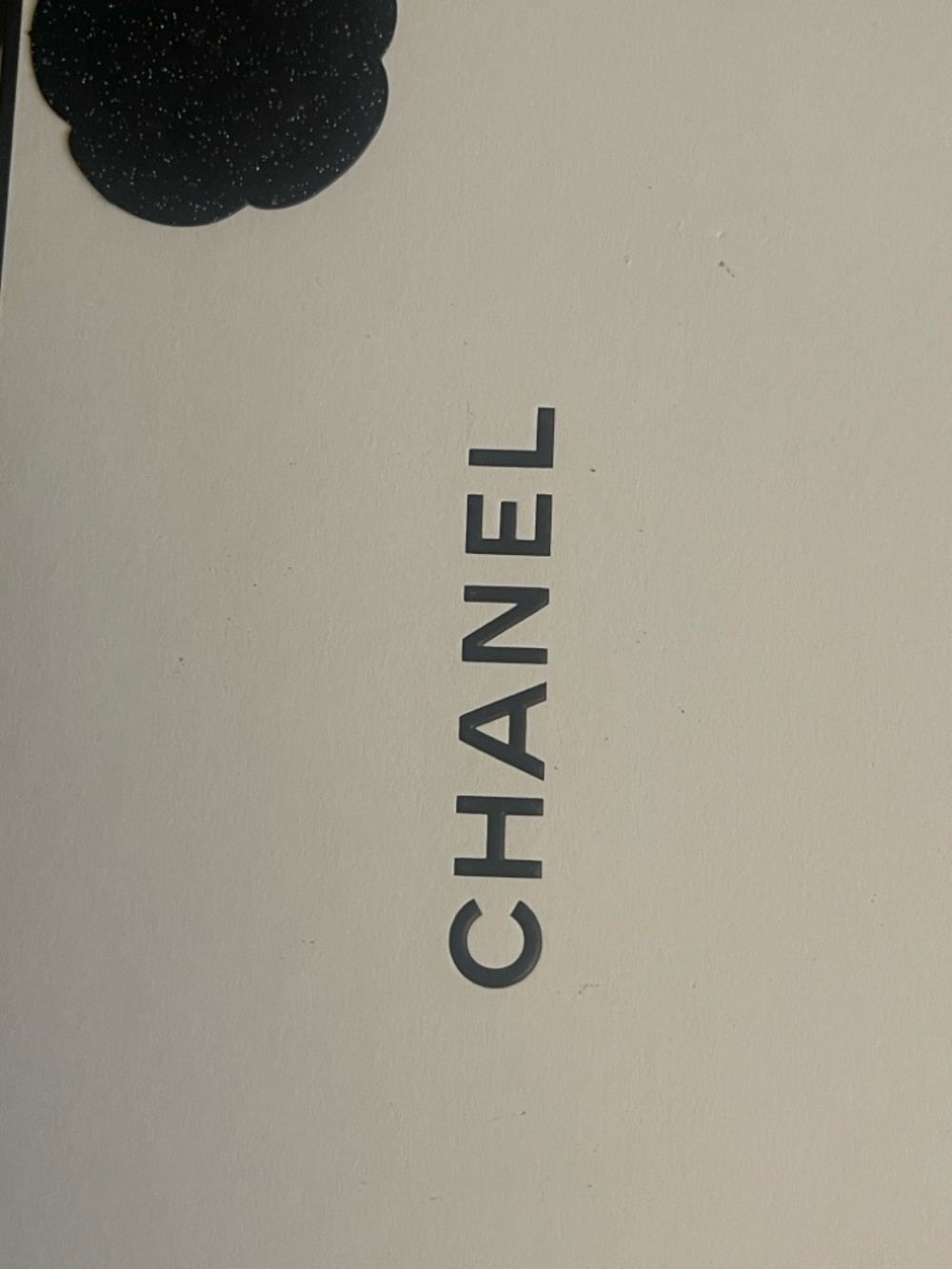 CHANEL Silky Moisturizing Oil Packaging in White and Gold - Picture 6 of 6